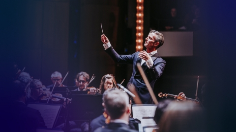 Alexander Shelley et des musiciens de l'Orchestre du CNA